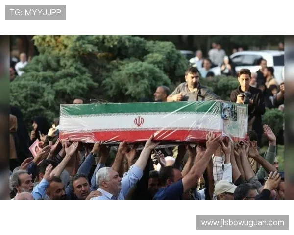 伊朗男足悼念空袭遇难学生泪中歌唱 伊朗男足悼念空袭遇难学生泪中歌唱